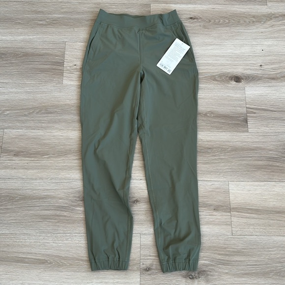 Lululemon Adapted State High-Rise Jogger
Magnetic Closures - Picture 6 of 10